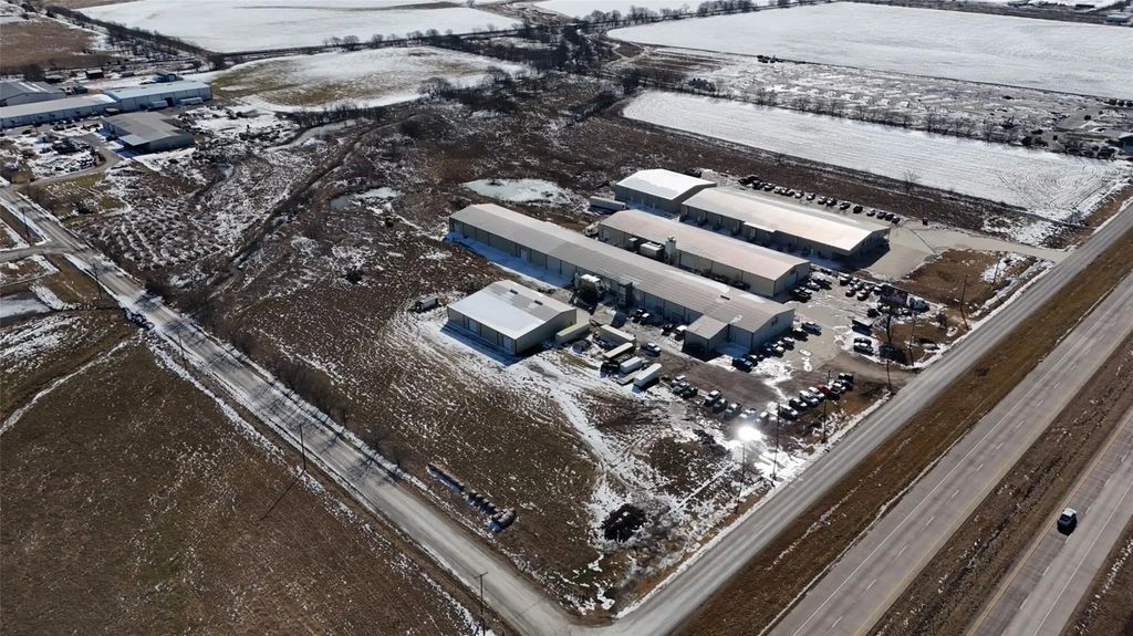 12699 I-35, Valley View