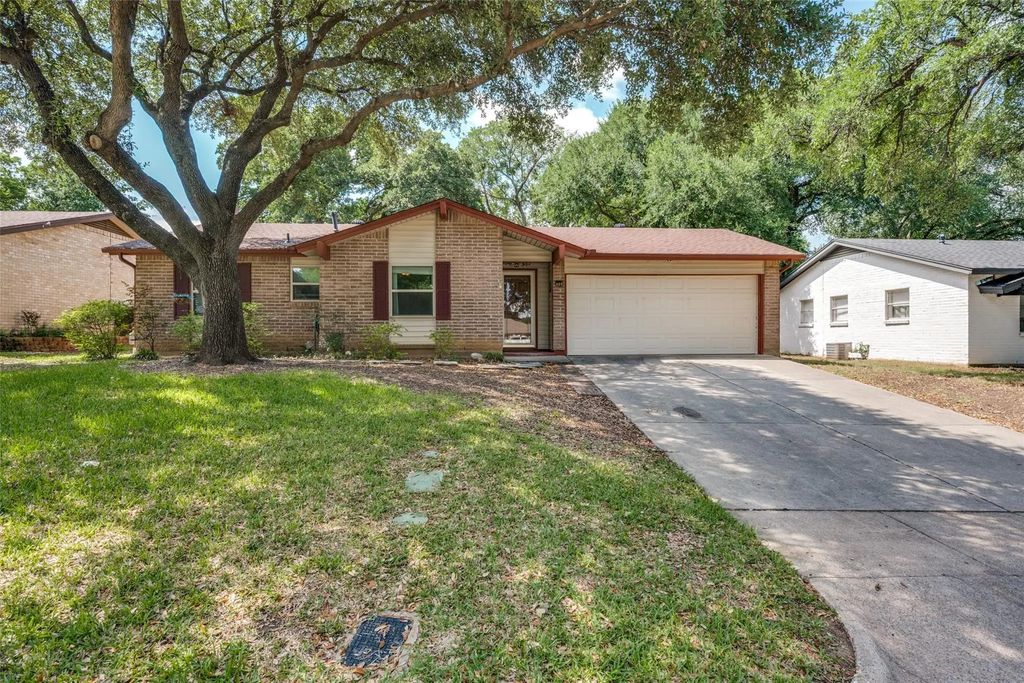 801 Brownstone Street, Euless
