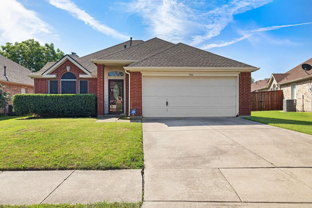 702 Lake Bridge Drive, Lake Dallas