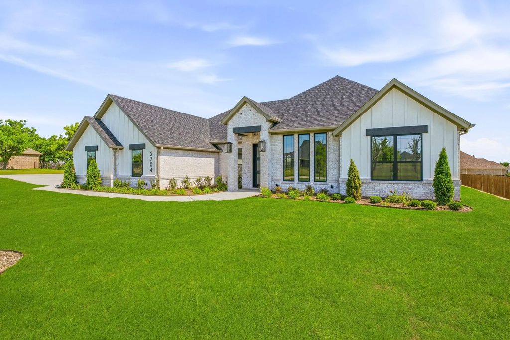 2704 Village Road, Granbury