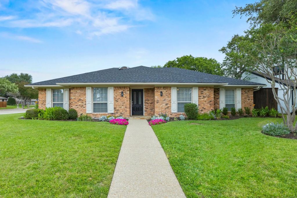 242 Woodcrest Drive, Richardson