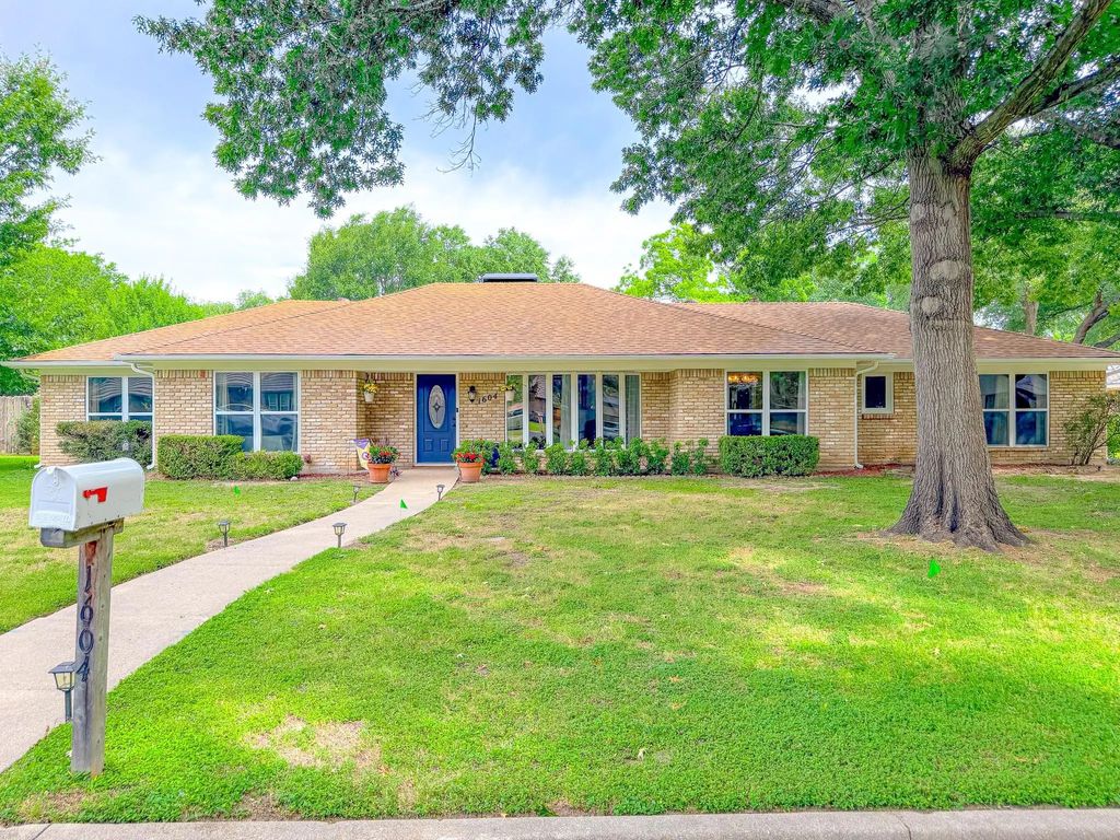 1604 Crestmont Avenue, Corsicana