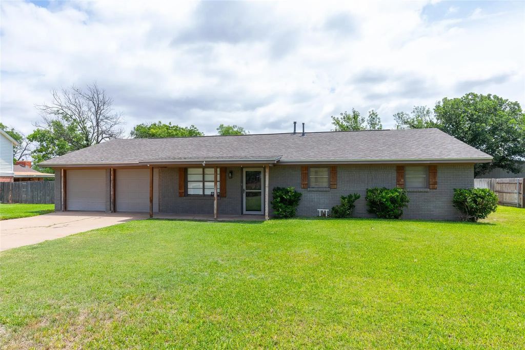 819 Avenue Q, Anson