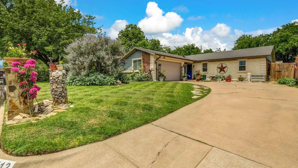 412 Douglas Street, Burleson