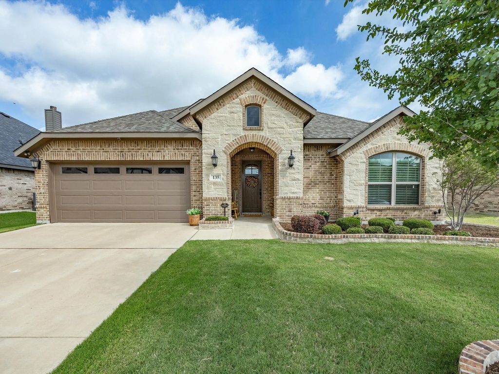 135 Crockett Drive, Waxahachie