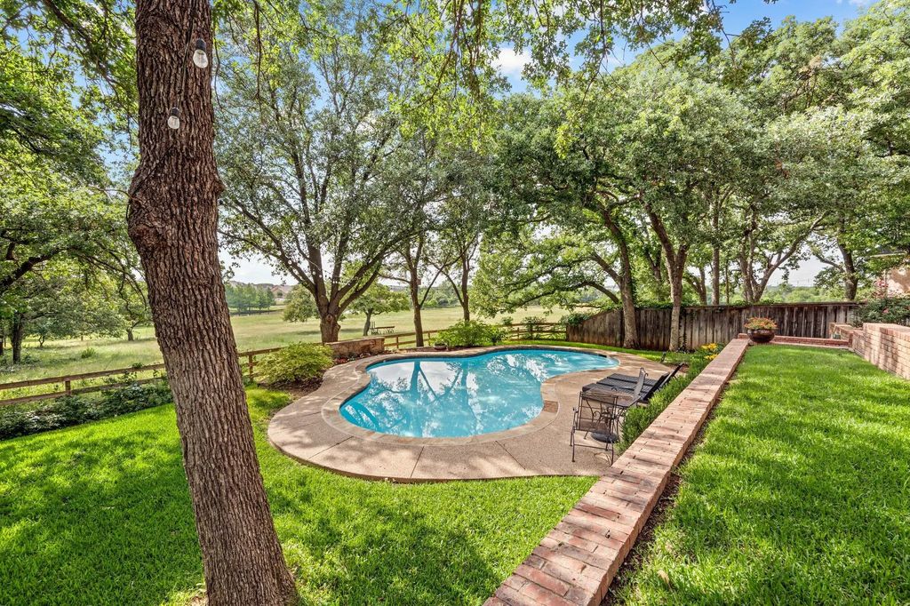 1125 Williamsburg Lane, Keller