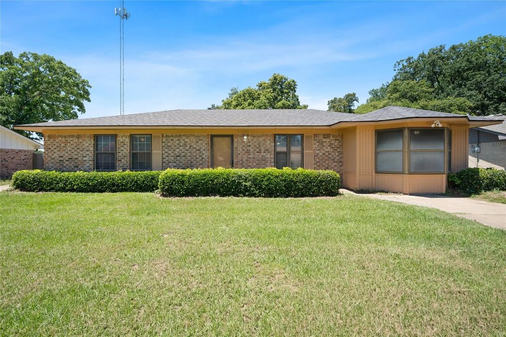 230 County Road 2302, Mineola