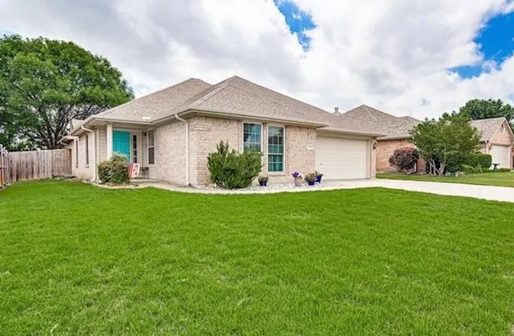 316 Angela Drive, Burleson