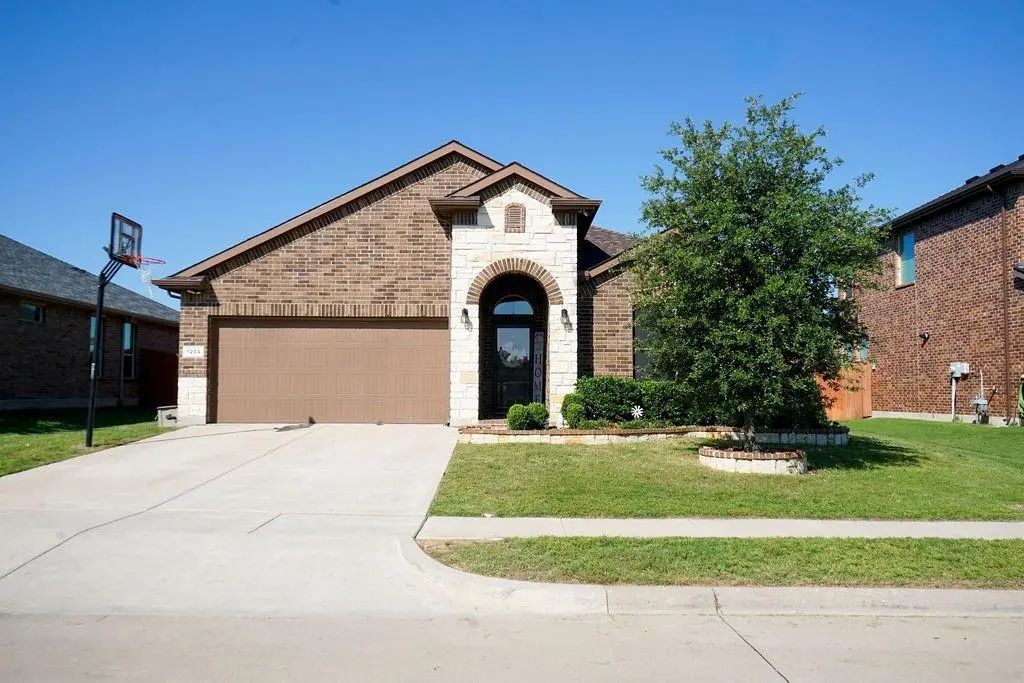1204 Burlingame Drive, Cleburne