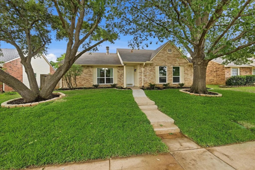 2837 Edinburg Lane, Flower Mound