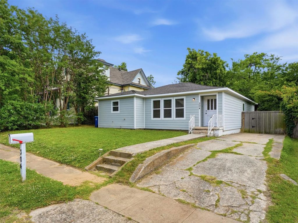 304 W Texas Street, Denison