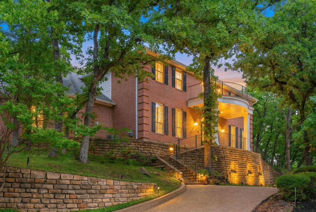 302 W Charlottesville Avenue, Colleyville