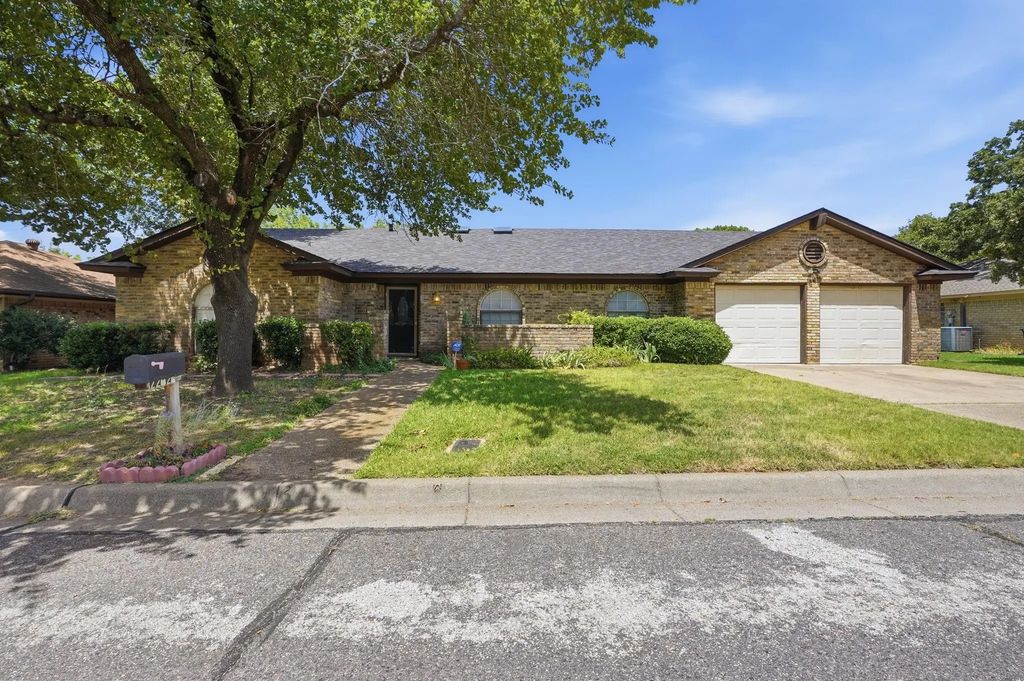 2202 Canyonwood Drive, Arlington