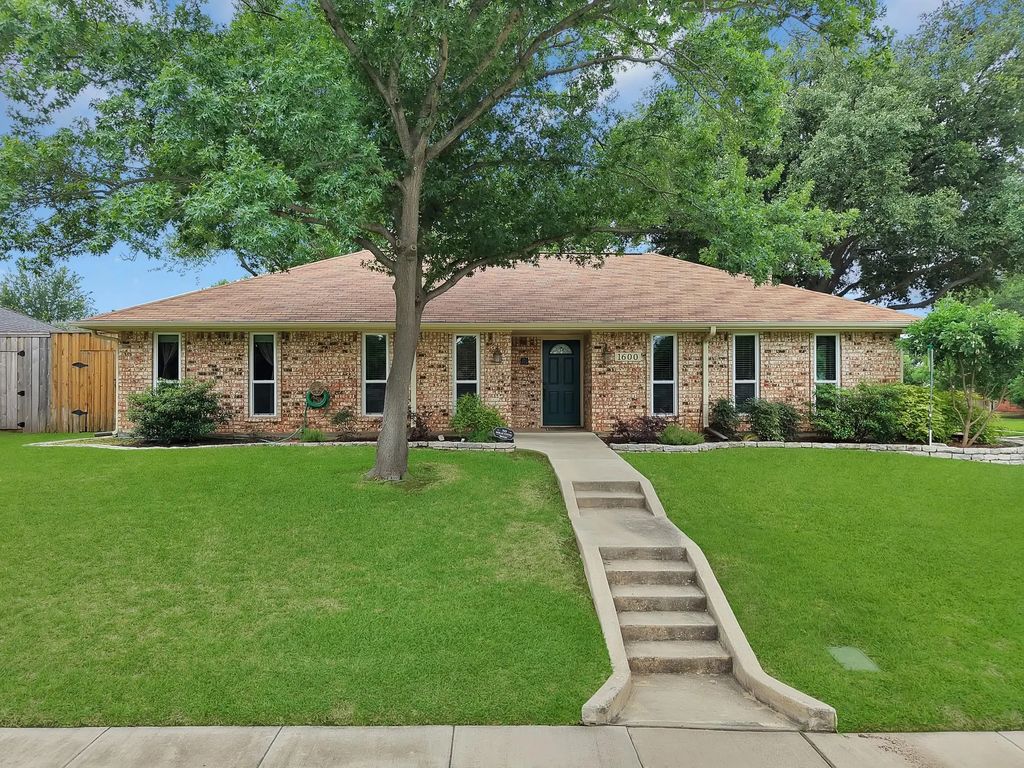1600 Delaford Drive, Carrollton