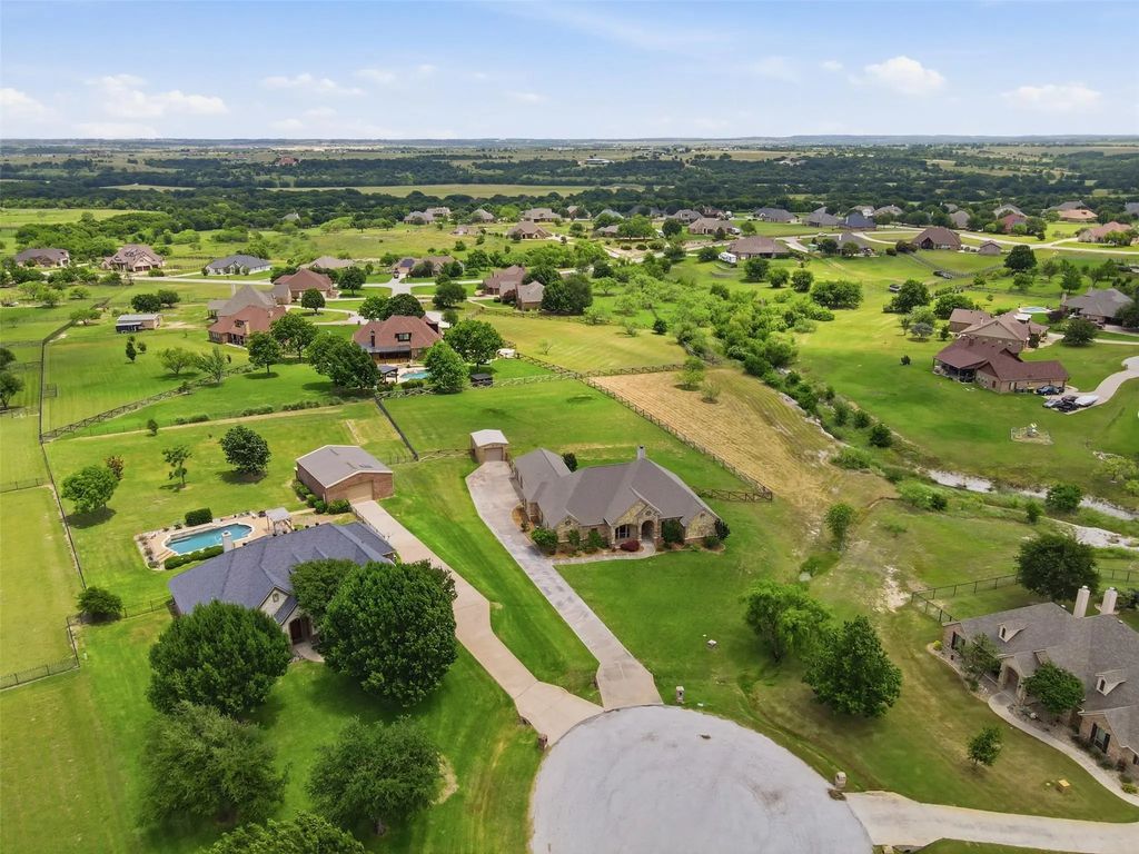 6900 Breezy Bluff Court, Fort Worth