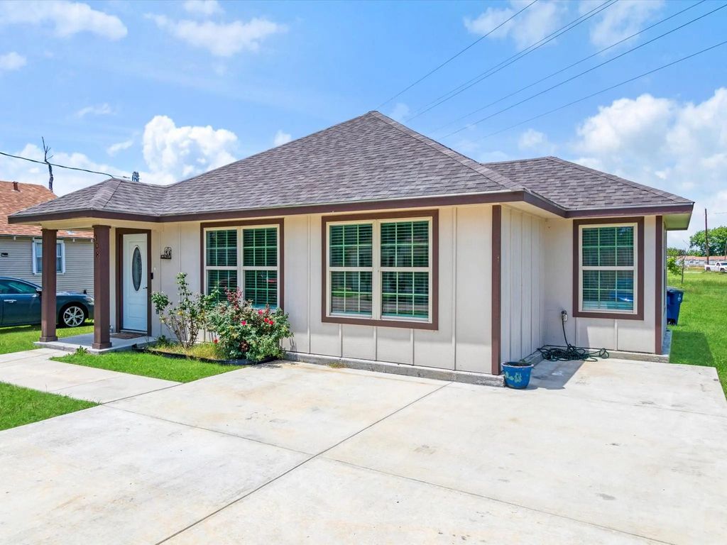 308 Avenue A, Ennis