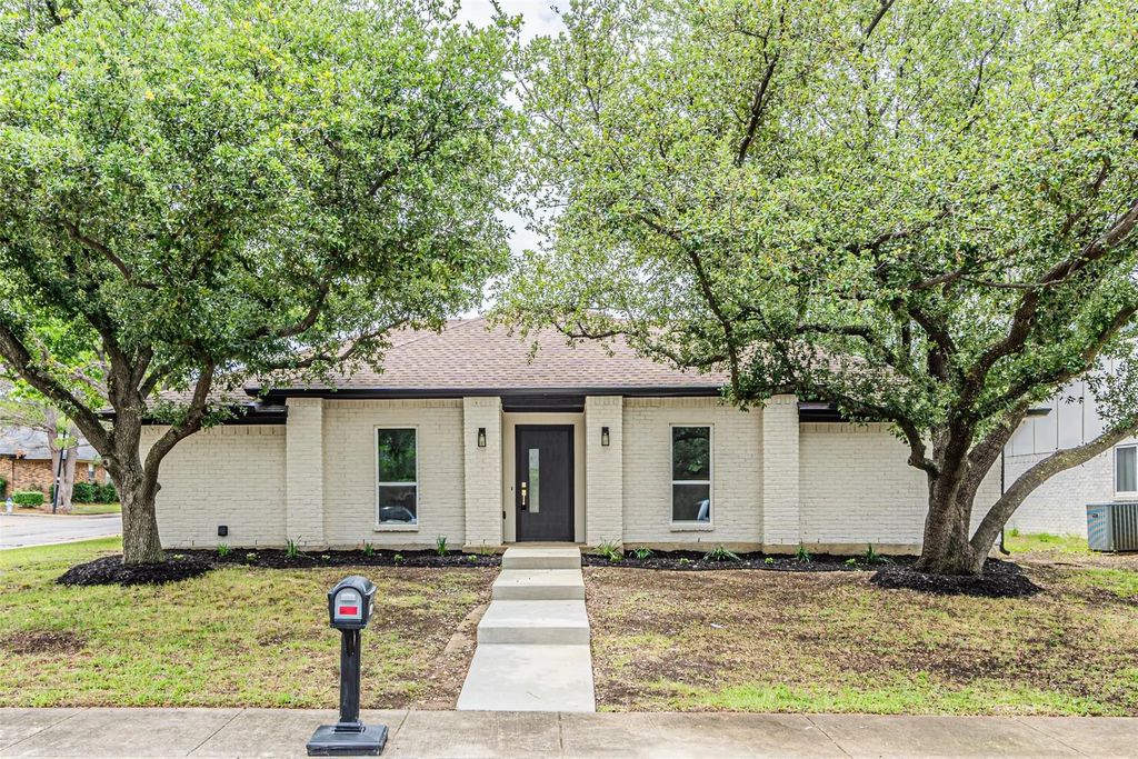 2220 Greenvalley Drive, Carrollton