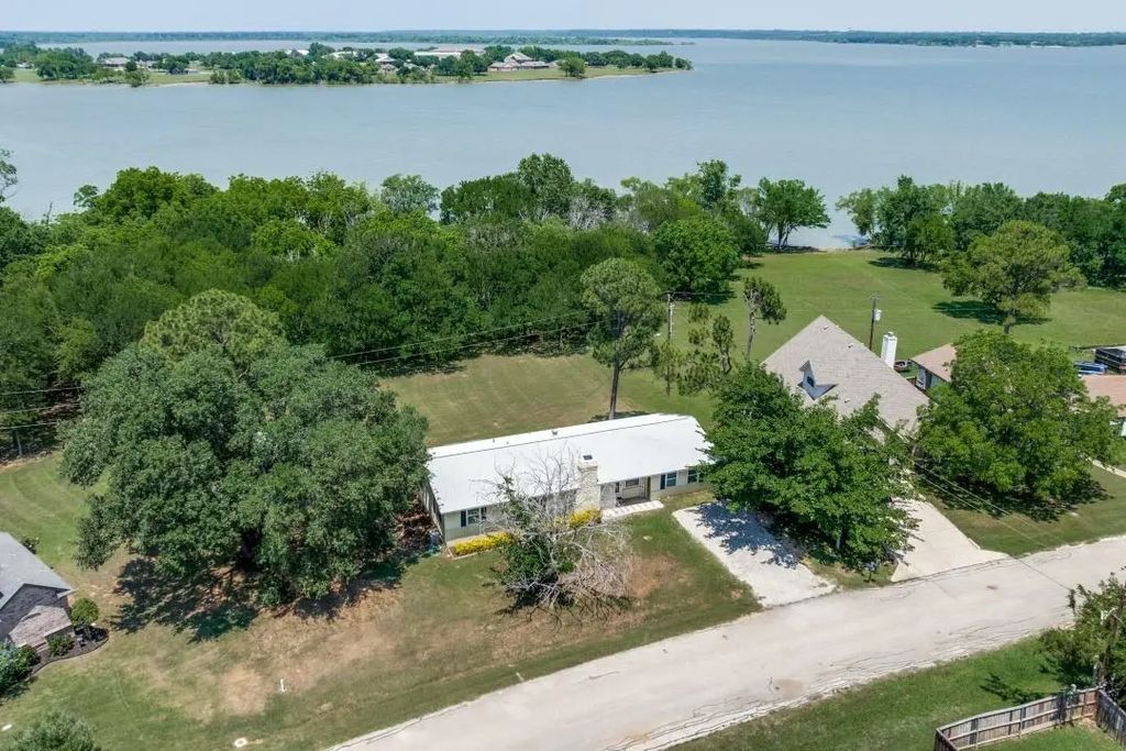 104 Cove Drive, Shady Shores