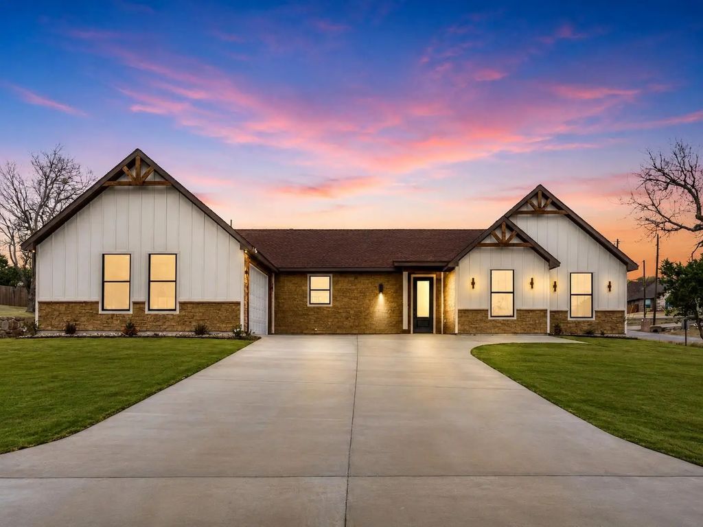 1101 Ajo Court, Granbury