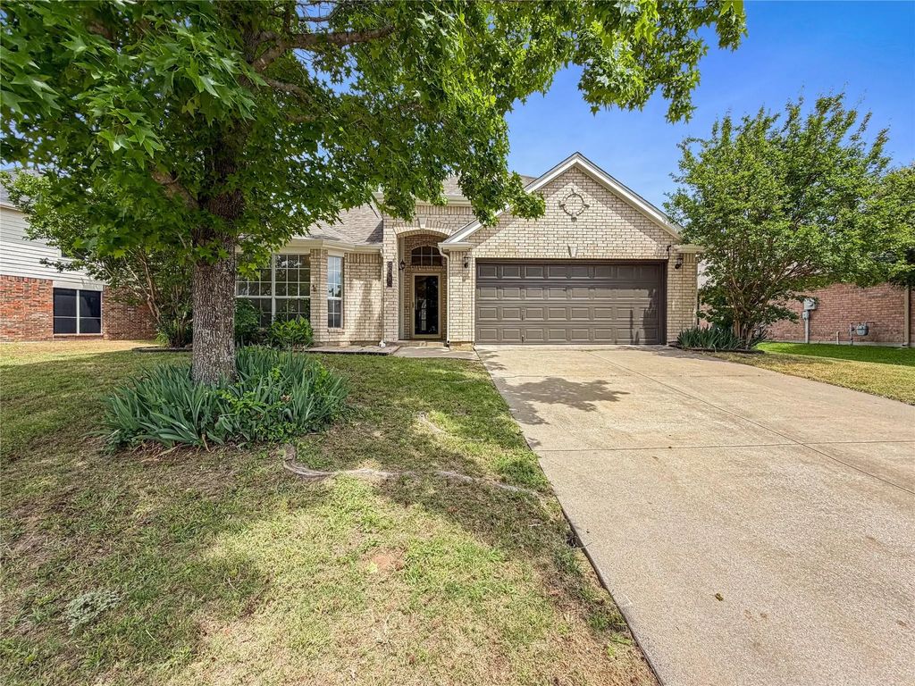 2516 Fairway View Drive, Burleson