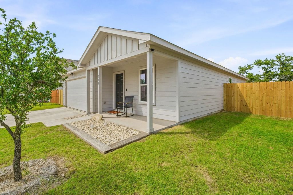 248 Peace Lily Way, Tolar