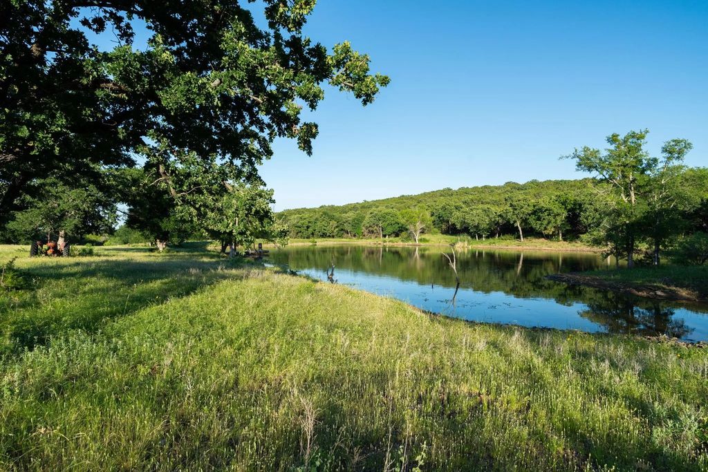 1875 County Road 494, Strawn