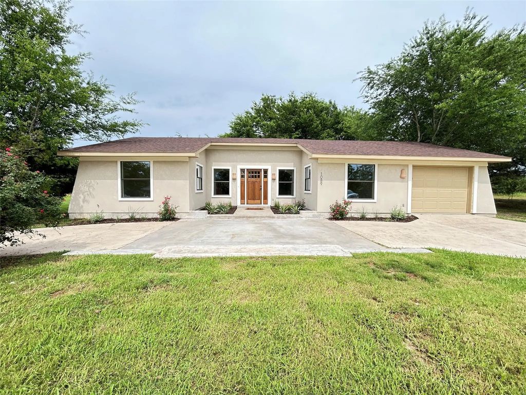 1089 County Road 1136, Cumby