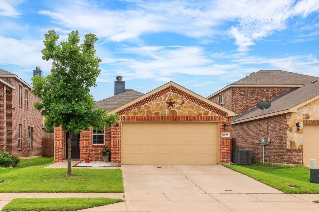8908 Tenderfoot Lane, Aubrey