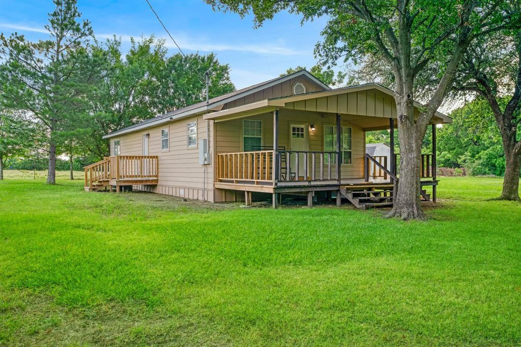 1982 County Road 1415, Bonham