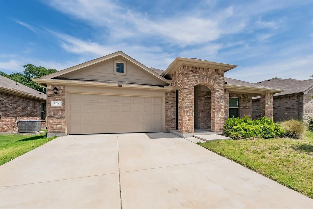 304 Abingdon Street, Azle