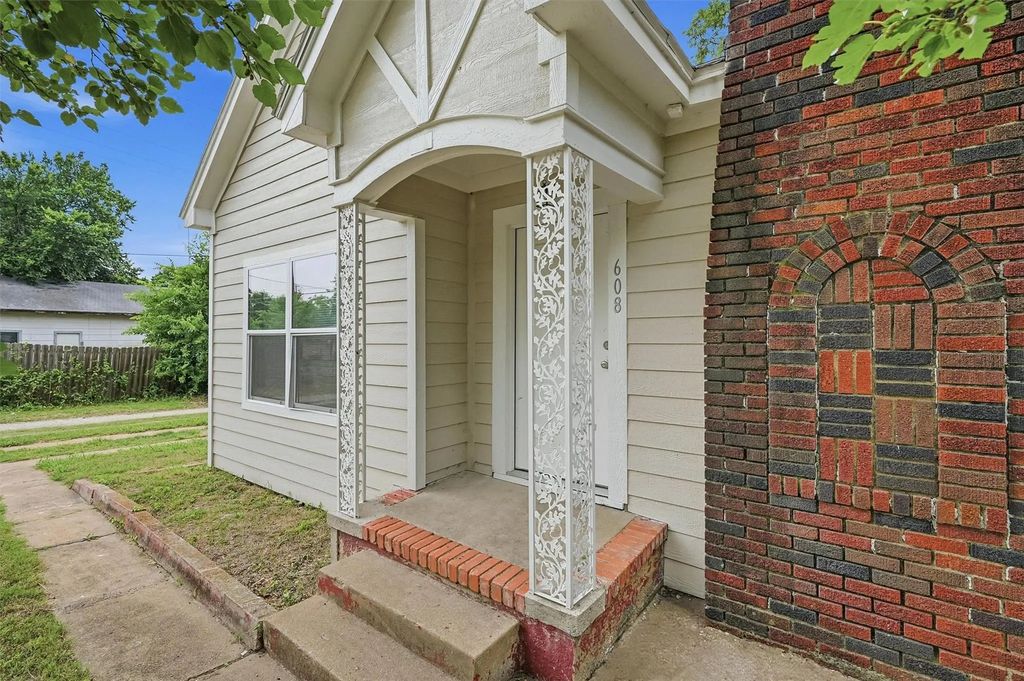 608 S Loving Avenue, Sherman