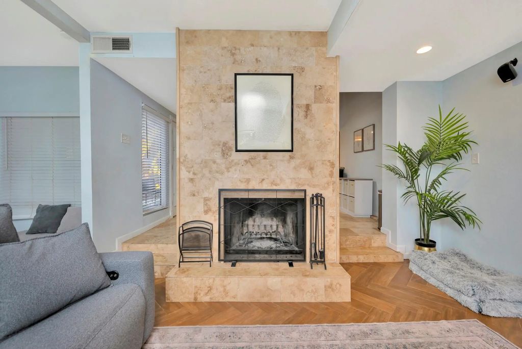 3115 Golden Oak, Farmers Branch