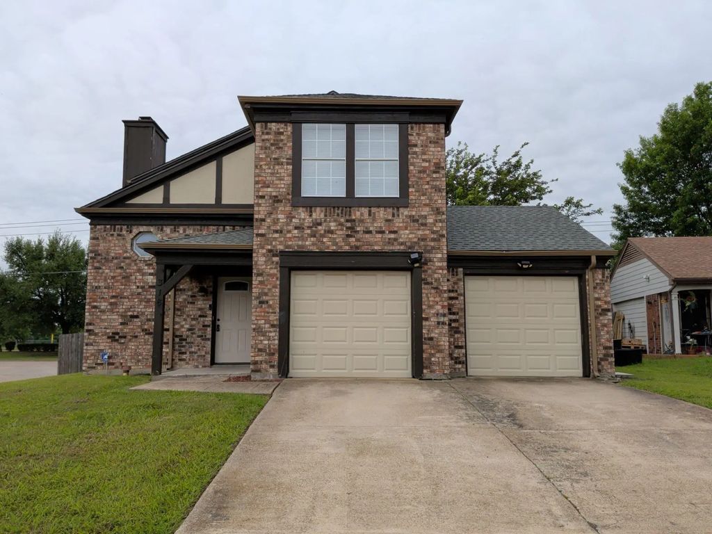 318 Spanish Moss Drive, Arlington