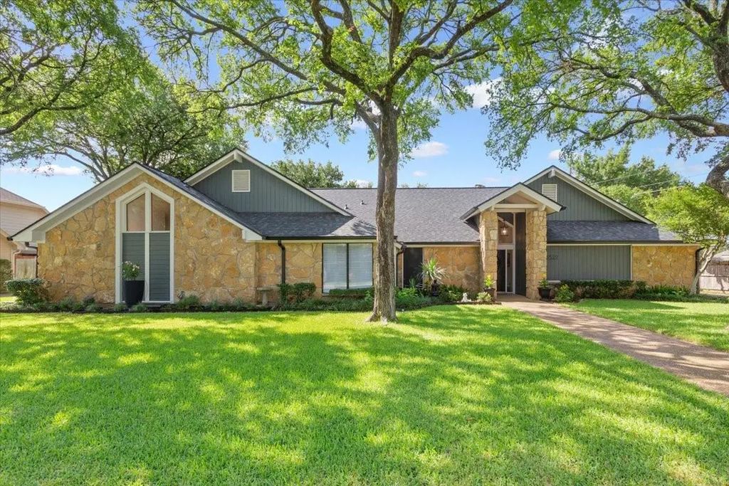 9519 Oak Springs Drive, Woodway