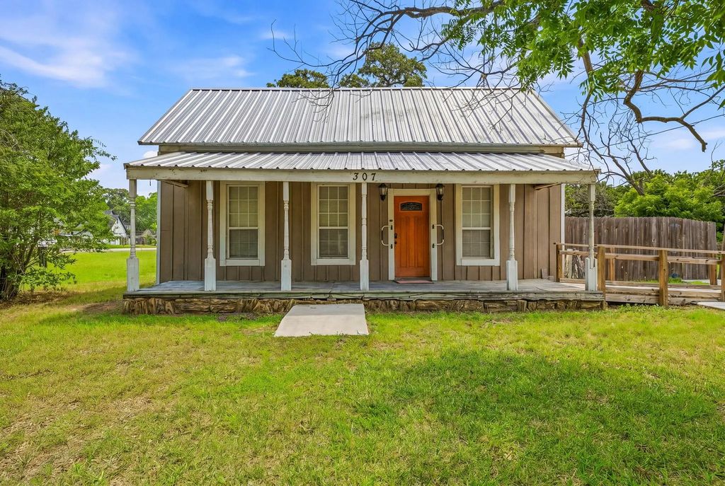 307 N Oak Lane, Tolar