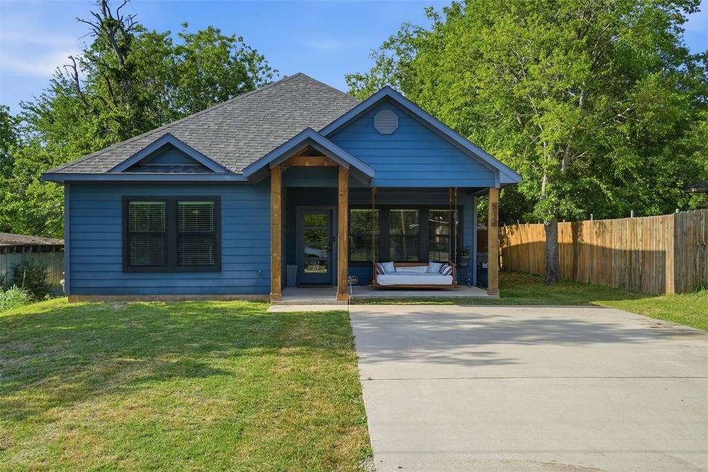 512 W Locust Street, Whitewright