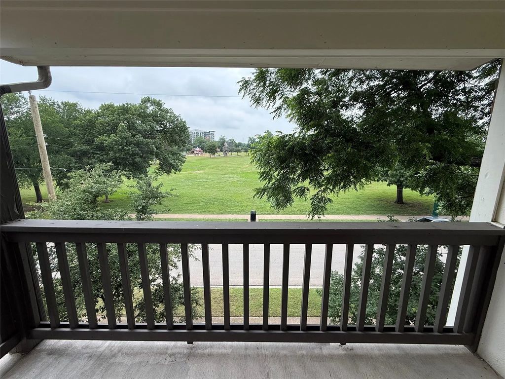 230 E 5th Street 303, Dallas
