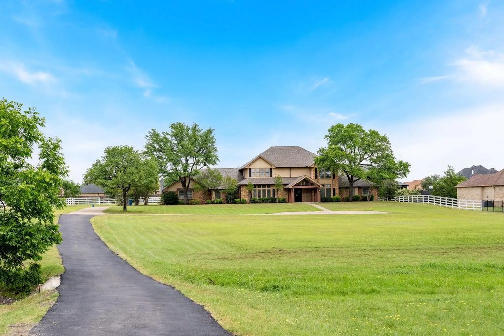 915 W Pleasant Run Road, DeSoto