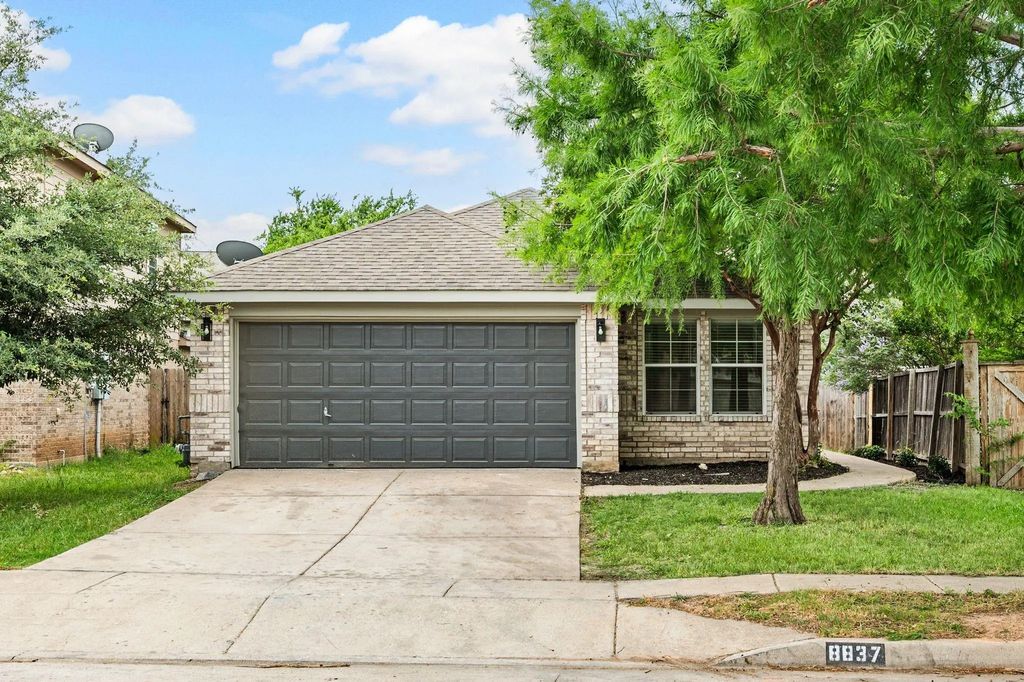 8837 Highland Orchard Drive, Fort Worth