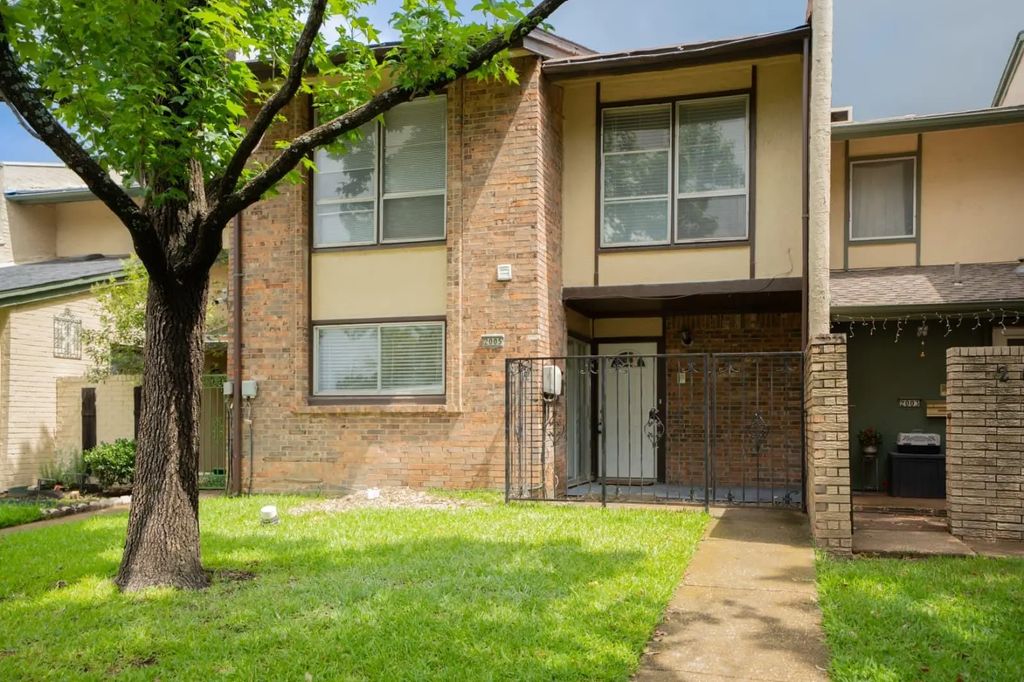2005 Town Court, Garland