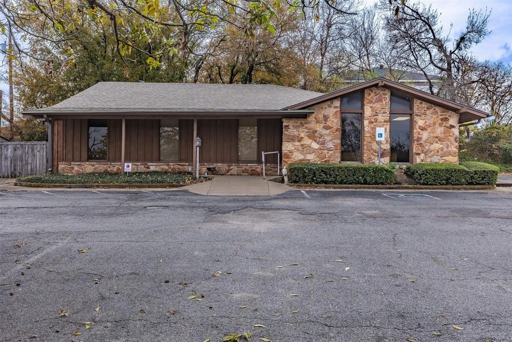 825 N Crockett Street, Sherman
