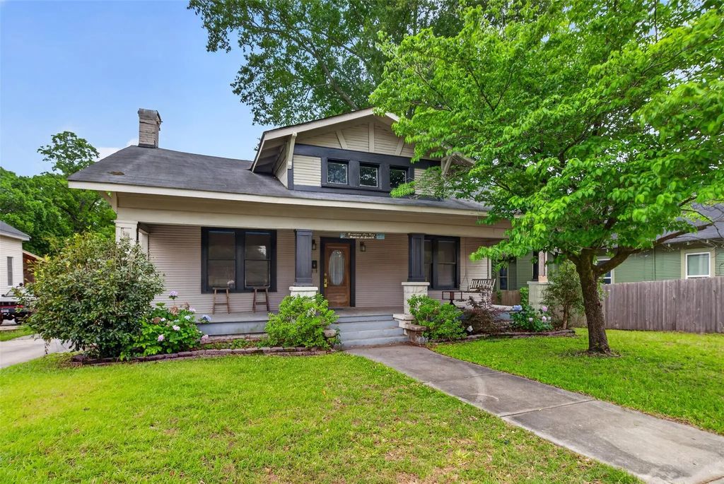 323 College Street, Minden