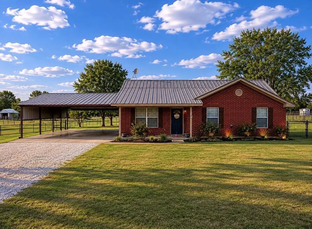 826 Gilliland Road, Springtown
