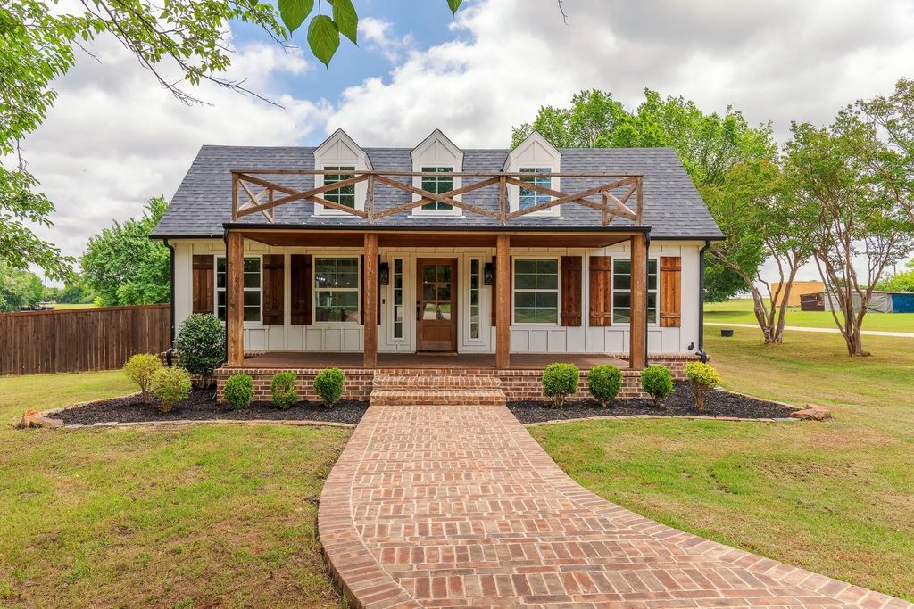 1305 N John Douglas Road, Van Alstyne