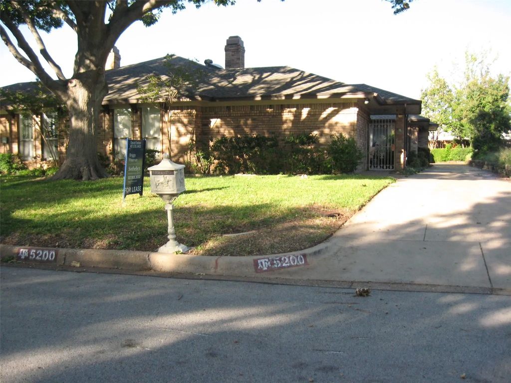 5200 Ledgestone Drive, Fort Worth