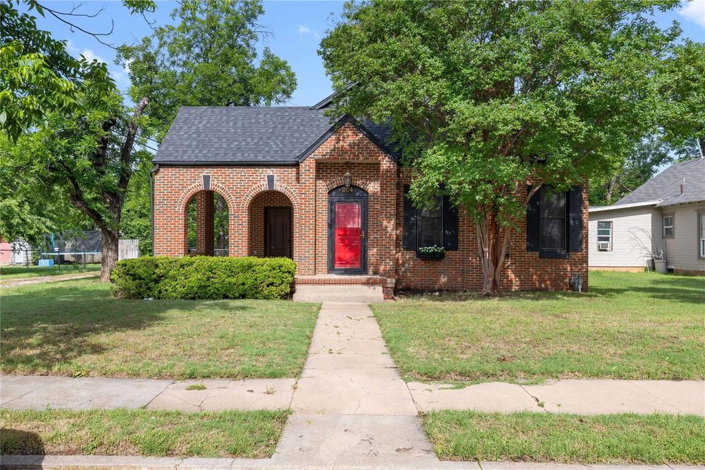 204 S Nueces Street, Coleman