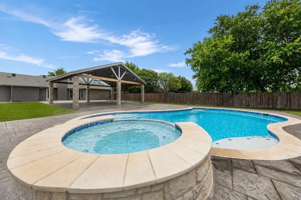 302 Anita Lane, Waxahachie