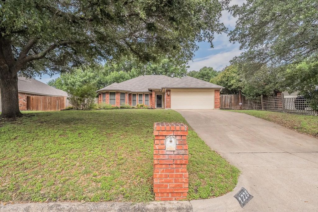 1228 Cozby Street W, Benbrook