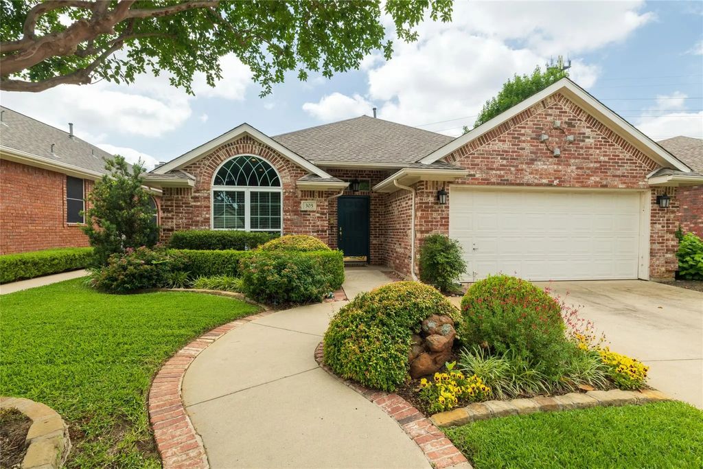 305 Chantilly Court, Hurst