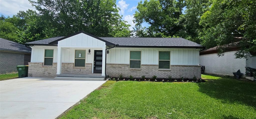 614 E Farmers Road, Seagoville